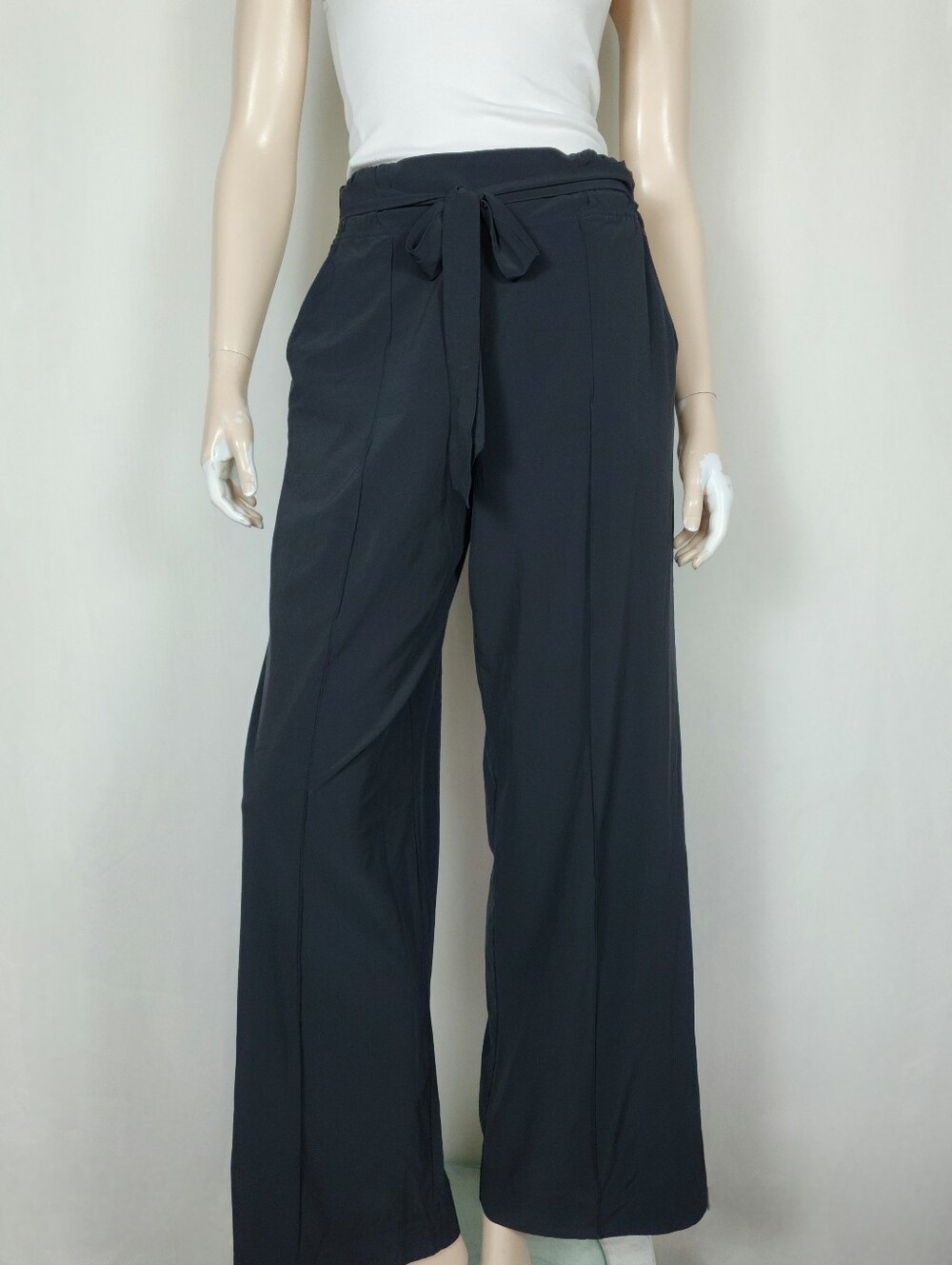 Lululemon Noir Pant 10 tie waist wide leg Black